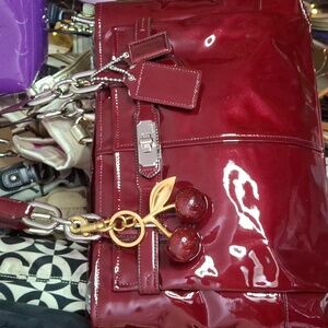 LN COACH SWAGGER DEEP RED PATENT LEATHER MEDIUM